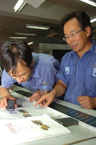 8月11日,技術(shù)人員在檢測教科書印刷質(zhì)量。甘肅省舟曲縣特大泥石流災(zāi)害發(fā)生后,蘭州新華印刷廠在三天之內(nèi)共加班印刷22種共計(jì)16萬冊教科書交付災(zāi)區(qū),以保證災(zāi)區(qū)孩子秋季學(xué)期如期開課。新華社記者 武斌 攝