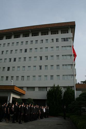 8月15日晨,在日本首都東京的中國駐日本大使館,使館工作人員、華僑華人、中資機(jī)構(gòu)以及留學(xué)生代表參加使館下半旗志哀儀式,悼念舟曲特大山洪泥石流遇難同胞。 新華社發(fā)
