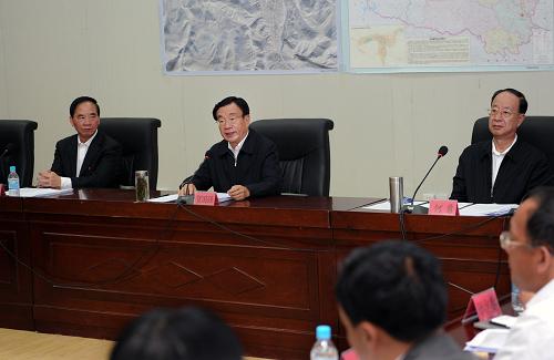 8月17日,中共中央政治局常委、中央紀委書記賀國強在青海省玉樹藏族自治州出席玉樹地震災后安置、恢復重建暨監(jiān)督檢查工作匯報會并發(fā)表講話。新華社記者 李濤 攝