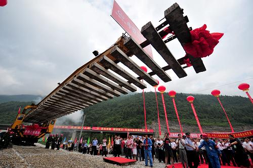 8月18日,鋪軌機(jī)在宜萬鐵路恩施段鋪設(shè)最后一段鐵軌。當(dāng)日,有著“橋隧博物館”之稱的宜(昌)萬(州)鐵路最后一段軌排在湖北省恩施土家族苗族自治州白果鄉(xiāng)接軌點順利實現(xiàn)接軌。至此,這條中國鐵路史上施工難度最大的山區(qū)鐵路全線鋪軌貫通。據(jù)了解,宜萬鐵路將于年內(nèi)通車。屆時,川渝鄂地區(qū)出行至武漢、南京、上海的時間將縮短到5至9小時。新華社記者 郝同前 攝