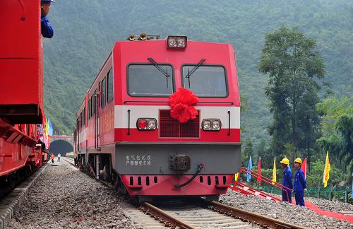 8月18日,火車機(jī)車開進(jìn)鋪軌現(xiàn)場。當(dāng)日,有著“橋隧博物館”之稱的宜(昌)萬(州)鐵路最后一段軌排在湖北省恩施土家族苗族自治州白果鄉(xiāng)接軌點順利實現(xiàn)接軌。至此,這條中國鐵路史上施工難度最大的山區(qū)鐵路全線鋪軌貫通。據(jù)了解,宜萬鐵路將于年內(nèi)通車。屆時,川渝鄂地區(qū)出行至武漢、南京、上海的時間將縮短到5至9小時。新華社記者 郝同前 攝