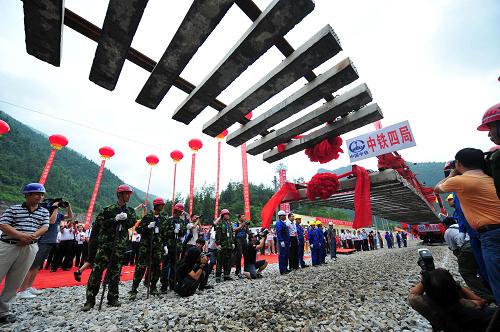 8月18日,鋪軌機(jī)在宜萬鐵路恩施段鋪設(shè)最后一段鐵軌。當(dāng)日,有著“橋隧博物館”之稱的宜(昌)萬(州)鐵路最后一段軌排在湖北省恩施土家族苗族自治州白果鄉(xiāng)接軌點順利實現(xiàn)接軌。至此,這條中國鐵路史上施工難度最大的山區(qū)鐵路全線鋪軌貫通。據(jù)了解,宜萬鐵路將于年內(nèi)通車。屆時,川渝鄂地區(qū)出行至武漢、南京、上海的時間將縮短到5至9小時。新華社記者 郝同前 攝