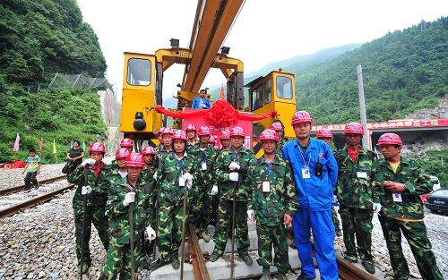 8月18日,鐵路全線鋪通后,部分施工人員在鐵軌上合影留念。當(dāng)日,有著“橋隧博物館”之稱的宜(昌)萬(州)鐵路最后一段軌排在湖北省恩施土家族苗族自治州白果鄉(xiāng)接軌點順利實現(xiàn)接軌。至此,這條中國鐵路史上施工難度最大的山區(qū)鐵路全線鋪軌貫通。據(jù)了解,宜萬鐵路將于年內(nèi)通車。屆時,川渝鄂地區(qū)出行至武漢、南京、上海的時間將縮短到5至9小時。新華社記者 郝同前 攝
