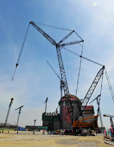 這是福建福清核電工程1號機組全景(8月18日攝)。當(dāng)日上午,福清市舉辦福建福清核電工程1號機組核島穹頂?shù)跹b儀式。福清核電工程1號機組核島穹頂在15日開始吊裝并取得成功,這是福清核電站工程建設(shè)的一個重要里程碑。核島穹頂成球冠結(jié)構(gòu),吊裝總重量157噸,核島穹頂作為反應(yīng)堆廠房鋼襯里的一部分,起著對反應(yīng)堆廠房密封的作用,是防止放射性物質(zhì)泄漏到自然界的重要屏障。新華社記者 魏培全 攝