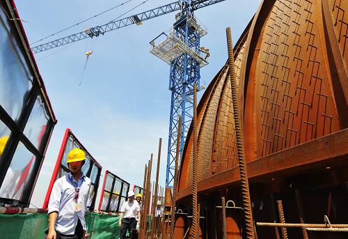 8月18日,工程施工人員在巡查福建福清核電工程1號機組核島穹頂。當(dāng)日上午,福清市舉辦福建福清核電工程1號機組核島穹頂?shù)跹b儀式。福清核電工程1號機組核島穹頂在15日開始吊裝并取得成功,這是福清核電站工程建設(shè)的一個重要里程碑。核島穹頂成球冠結(jié)構(gòu),吊裝總重量157噸,核島穹頂作為反應(yīng)堆廠房鋼襯里的一部分,起著對反應(yīng)堆廠房密封的作用,是防止放射性物質(zhì)泄漏到自然界的重要屏障。新華社記者 魏培全 攝