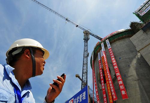 這是福建福清核電工程1號機組核島穹頂安裝現(xiàn)場(8月18日攝)。當(dāng)日上午,福清市舉辦福建福清核電工程1號機組核島穹頂?shù)跹b儀式。福清核電工程1號機組核島穹頂在15日開始吊裝并取得成功,這是福清核電站工程建設(shè)的一個重要里程碑。核島穹頂成球冠結(jié)構(gòu),吊裝總重量157噸,核島穹頂作為反應(yīng)堆廠房鋼襯里的一部分,起著對反應(yīng)堆廠房密封的作用,是防止放射性物質(zhì)泄漏到自然界的重要屏障。新華社記者 魏培全 攝