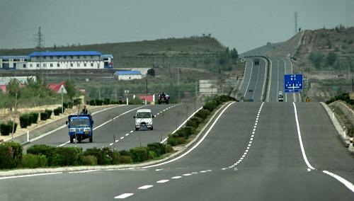 8月18日,車輛行駛在內(nèi)蒙古省際大通道的興安盟境內(nèi)路段。據(jù)內(nèi)蒙古交通廳介紹,10年間內(nèi)蒙古完成公路交通建設(shè)投資1644億元,先后修建了西起阿拉善盟巴彥浩特東至滿洲里、橫跨三北地區(qū)長達(dá)3000多公里的省際大通道和遍布農(nóng)村牧區(qū)的鄉(xiāng)村公路,為內(nèi)蒙古經(jīng)濟(jì)發(fā)展插上了翅膀。新華社記者 李欣 攝