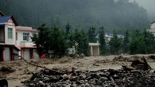 這是清平大橋段洪水沖過時的情景(8月19日攝)。8月18日20點至8月19日8點,遭遇“8·13”特大泥石流襲擊的四川省綿竹市清平鄉(xiāng)再遭暴雨襲擊,綿竹市普降大暴雨,局部特大暴雨。截至8月19日9點,降雨稍稍減弱,但綿遠河清平老橋段水量和水位還在上漲,文家溝溝口新增淤積物厚度達到2至3米,溝口的房屋全部損毀。據氣象部門預計,8月19日綿竹將持續(xù)降水。新華社發(fā)(王平 攝)