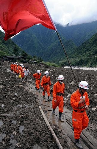 8月19日,搜救人員徒步趕往受災(zāi)現(xiàn)場(chǎng)。目前,云南省貢山特大山洪泥石流災(zāi)區(qū)正全力開(kāi)展搜救失蹤人員工作,救災(zāi)工作有序展開(kāi)。截至19日8時(shí)30分,災(zāi)害已造成2名重傷員在送往醫(yī)院途中死亡,90人失蹤,30余人受傷。新華社記者 王長(zhǎng)山 攝
