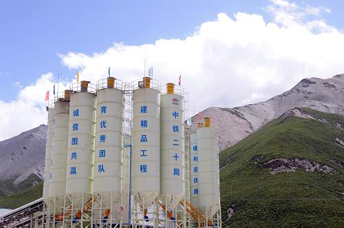 這是祁連山下的建設(shè)工地(8月18日攝)。蘭新鐵路二線祁連山隧道為我國(guó)在建海拔最高的高速鐵路項(xiàng)目,平均海拔3700米,隧道全長(zhǎng)9515米,地質(zhì)結(jié)構(gòu)含多年凍土,為全線關(guān)鍵控制性工程。該隧道由在青藏鐵路攻克風(fēng)火山隧道建設(shè)難題的中鐵二十局集團(tuán)承建,自今年二月開始施工以來,建設(shè)者們克服高寒缺氧等困難,日夜奮戰(zhàn),目前工程進(jìn)展順利。新華社記者 文貽煒 攝