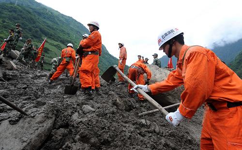 8月19日,消防官兵在云南貢山普拉底鄉(xiāng)特大泥石流災(zāi)害現(xiàn)場展開搜救工作。8月18日凌晨1時(shí)許,云南省怒江傈僳族自治州貢山獨(dú)龍族怒族自治縣普拉底鄉(xiāng)力透底村委會東月各村民小組發(fā)生特大山洪泥石流災(zāi)害。截至19日21時(shí),災(zāi)害已造成6人死亡,86人失蹤,重傷9人,輕傷30人。目前搜救工作正在緊張進(jìn)行。近千名解放軍、武警和消防官兵在災(zāi)害發(fā)生后立即趕往災(zāi)區(qū),轉(zhuǎn)移群眾、搭建帳篷、搜救失蹤者、發(fā)放物資等,不畏艱險(xiǎn),不怕辛苦,在搶險(xiǎn)救災(zāi)中發(fā)揮了重要作用。新華社記者 藺以光 攝