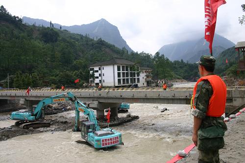 8月24日,武警水電部隊官兵在都江堰虹口鄉(xiāng)操作大型挖掘機疏通河道。四川遭遇暴雨、泥石流等自然災(zāi)害后,來自武警水電部隊三總隊的60多名官兵一直奮戰(zhàn)在抗洪搶險一線,他們調(diào)配15臺套大型挖掘裝備,在多個河段上清理沙石,確保河道暢通。新華社記者 劉海 攝