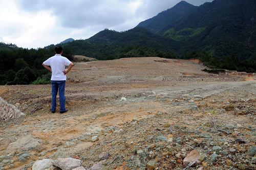 龍泉市西街街道下樟村在山頂上開出的“耕地”都是沙石“瘦地”(8月6日攝)。最近有群眾舉報反映,浙江龍泉市出現(xiàn)“農(nóng)保田”造在高山頂上的怪事。這些新開發(fā)的“耕地”不僅破壞山林生態(tài),而且無法種植莊稼,留下了一片片光山頭。目前,這樣的開發(fā)還在繼續(xù)。新華社記者 謝云挺 攝