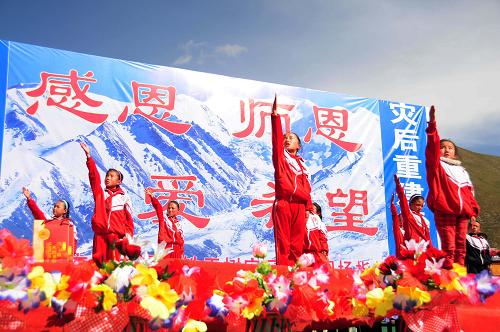 9月9日,玉樹縣第二完小的學(xué)生們表演手語舞蹈《感恩的心》。當(dāng)日,青海玉樹縣第二完小的學(xué)生們在中國中鐵為他們搭起的臨時(shí)舞臺(tái)上表演歌舞,以謝師恩。在社會(huì)各界的關(guān)心和幫助下,玉樹縣第二完小的師生已在板房教室中復(fù)課。新華社記者 王雁霖 攝