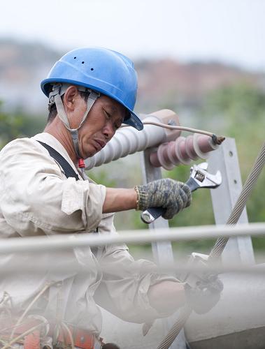 9月10日,國(guó)家電網(wǎng)晉江電力公司工人在野外搶修受損電路。今年第10號(hào)臺(tái)風(fēng)“莫蘭蒂”10日凌晨正面襲擊福建省中南部沿海,狂風(fēng)暴雨造成泉州、晉江、石獅等地的電網(wǎng)受到較大損失。在當(dāng)?shù)仉娏Σ块T(mén)的緊急搶修下,目前受損的電網(wǎng)已基本恢復(fù)。新華社記者 姜克紅 攝