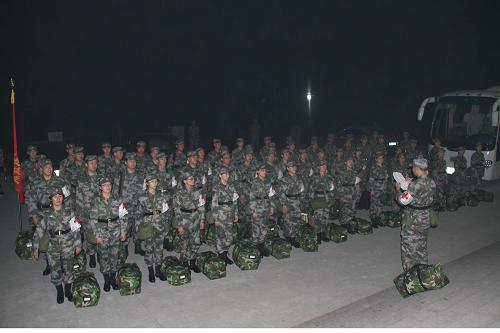 9月20日凌晨,由68名隊(duì)員組成的中國(guó)人民解放軍醫(yī)療救援隊(duì),從濟(jì)南乘坐民航包機(jī)飛赴巴基斯坦。醫(yī)療救援隊(duì)將到巴基斯坦信德省的塞赫萬地區(qū),為當(dāng)?shù)貫?zāi)民實(shí)施醫(yī)療救治。為能更好更多地使當(dāng)?shù)貫?zāi)民得到救治,醫(yī)療隊(duì)救援隊(duì)選派的隊(duì)員涉及普外、骨外、呼吸、消化等21個(gè)專業(yè),他們不僅擁有豐富臨床治療經(jīng)驗(yàn),其中40%參加過維和、汶川抗震救災(zāi)等重大行動(dòng),具有豐富的搶險(xiǎn)救災(zāi)醫(yī)療救治經(jīng)驗(yàn)。這次,他們共攜帶了80余噸的藥品和各種救災(zāi)物資。19日下午,醫(yī)療救援隊(duì)成立暨出征儀式在濟(jì)南軍區(qū)某綜合訓(xùn)練基地舉行。新華社記者 王經(jīng)國(guó) 攝