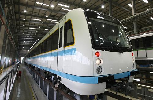 9月30日,首列出口德黑蘭的地鐵列車正??吭谏虾0査雇ń煌ㄔO備有限公司的生產車間內。近日,上海首個出口地鐵列車項目——伊朗德黑蘭地鐵列車在上海阿爾斯通交通設備有限公司下線,這標志著上海軌道交通裝備首次進入海外市場。據了解,伊朗德黑蘭地鐵列車項目由上海阿爾斯通交通設備有限公司生產的列車共98輛,集中了中國多年來開發(fā)地鐵列車的新結構、新工藝、新材料。新華社記者 裴鑫 攝