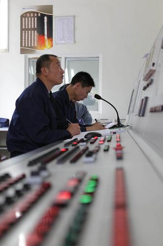 9月30日,工作人員在對(duì)常規(guī)燃燒劑加注過(guò)程進(jìn)行監(jiān)控。9月30日9時(shí),托舉“嫦娥二號(hào)”的長(zhǎng)征三號(hào)丙火箭進(jìn)行常規(guī)燃料加注,“嫦娥二號(hào)”發(fā)射進(jìn)入倒計(jì)時(shí)。新華社記者 李剛 攝
