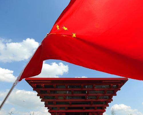 9月30日,五星紅旗在中國(guó)國(guó)家館前迎風(fēng)飄揚(yáng)。10月1日,上海世博會(huì)即將迎來(lái)中國(guó)國(guó)家館日。五星紅旗和大量鮮花盆景將世博園區(qū)裝點(diǎn)一新,營(yíng)造出濃濃的節(jié)日氛圍。新華社記者 徐昱 攝