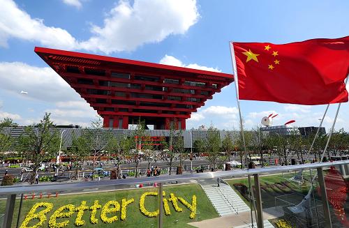 9月30日,五星紅旗在中國(guó)國(guó)家館前迎風(fēng)飄揚(yáng)。10月1日,上海世博會(huì)即將迎來(lái)中國(guó)國(guó)家館日。五星紅旗和大量鮮花盆景將世博園區(qū)裝點(diǎn)一新,營(yíng)造出濃濃的節(jié)日氛圍。新華社記者 徐昱 攝