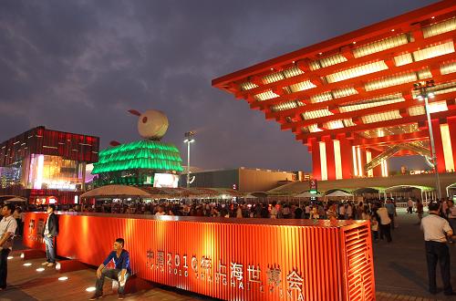 10月8日,游客在夜幕降臨的上海世博園參觀游覽。截至20時(shí),上海世博當(dāng)天入園人數(shù)達(dá)33.83萬人。據(jù)統(tǒng)計(jì),從世博園開園至當(dāng)日20時(shí),上海世博會(huì)累計(jì)參觀人數(shù)達(dá)6019.93萬人。新華社記者 凡軍 攝