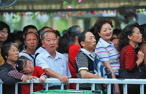 10月8日,游客在上海世博園排隊(duì)參觀沙特館。截至20時(shí),上海世博當(dāng)天入園人數(shù)達(dá)33.83萬人。據(jù)統(tǒng)計(jì),從世博園開園至當(dāng)日20時(shí),上海世博會(huì)累計(jì)參觀人數(shù)達(dá)6019.93萬人。新華社記者 張國俊 攝