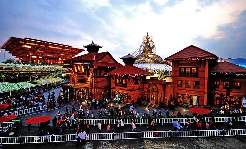 10月8日,游客在夜幕降臨的上海世博園參觀游覽。截至20時(shí),上海世博當(dāng)天入園人數(shù)達(dá)33.83萬人。據(jù)統(tǒng)計(jì),從世博園開園至當(dāng)日20時(shí),上海世博會(huì)累計(jì)參觀人數(shù)達(dá)6019.93萬人。新華社記者 張國俊 攝