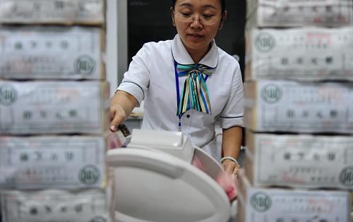 海南省瓊海市的一名銀行職員正在清點(diǎn)人民幣(10月14日攝)。中國(guó)人民銀行19日晚間宣布,自2010年10月20日起上調(diào)金融機(jī)構(gòu)人民幣存貸款基準(zhǔn)利率。其中,金融機(jī)構(gòu)一年期存款基準(zhǔn)利率上調(diào)0.25個(gè)百分點(diǎn),由現(xiàn)行的2.25%提高到2.50%;一年期貸款基準(zhǔn)利率上調(diào)0.25個(gè)百分點(diǎn),由現(xiàn)行的5.31%提高到5.56%;除活期存款利率未調(diào)整外,其他各檔次存貸款基準(zhǔn)利率均相應(yīng)調(diào)整。這是我國(guó)央行時(shí)隔3年后的首度加息。新華社發(fā)(蒙鐘德 攝)