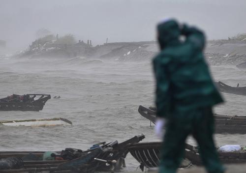 “鲇魚”登陸時(shí)的福建漳浦古雷鎮(zhèn)漁港(10月23日攝)。10月23日12時(shí)55分,今年第13號(hào)臺(tái)風(fēng)“鲇魚”在福建省漳浦縣六鰲鎮(zhèn)登陸,登陸時(shí)近中心最大風(fēng)力13級(jí)(風(fēng)速38米/秒),未來將向北偏西方向移動(dòng),強(qiáng)度逐漸減弱。新華社記者 魏培全 攝