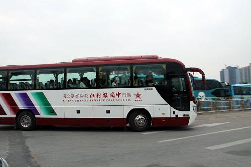 10月25日,失聯(lián)珠海游客家屬代表及第二批工作人員乘坐屬于澳門中旅掛著“粵ZAH711澳”的宇通大巴駛向珠海拱北口岸客車自助通道。當(dāng)日16時35分,在臺灣蘇花公路塌方中失去聯(lián)絡(luò)的19名珠海游客家屬代表35人,與珠海市“10·22”事件應(yīng)急協(xié)調(diào)小組第二批工作人員14人,從珠海啟程赴臺灣。新華社記者 魏蒙 攝