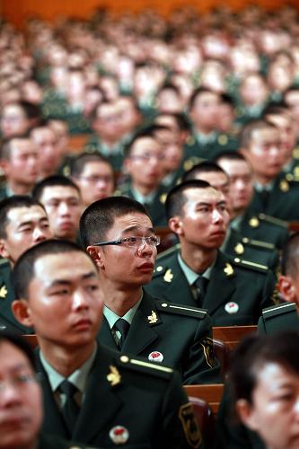 10月26日,中宣部、國(guó)家民委、人力資源和社會(huì)保障部、解放軍總政治部、青海省委聯(lián)合主辦的青海玉樹抗震救災(zāi)先進(jìn)事跡報(bào)告會(huì)在北京人民大會(huì)堂舉行。這是部隊(duì)官兵代表在認(rèn)真聽會(huì)(10月26日攝)。新華社記者 劉衛(wèi)兵 攝