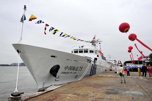 10月26日,“中國海監(jiān)75”專用執(zhí)法船停泊在岸邊。當(dāng)日,目前中國海監(jiān)系統(tǒng)里設(shè)計(jì)速度最快的執(zhí)法公務(wù)船“中國海監(jiān)75”專用執(zhí)法船入列中國海監(jiān)南??傟?duì)。這是繼2005年“中國海監(jiān)7112”直升機(jī)和“中國海監(jiān)71”、“中國海監(jiān)83”船先后入列南??傟?duì)之后,又一艘大型海監(jiān)船入列,標(biāo)志著我國南海海洋監(jiān)察裝備水平又邁上一個新臺階。新華社記者 陳曄華 攝