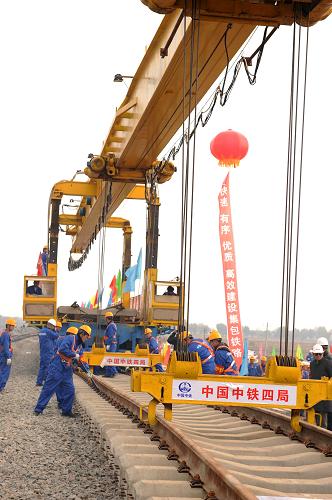 10月27日,來自中鐵四局的施工人員正在集包鐵路建設現(xiàn)場鋪設鐵軌。當日,由中鐵四局承擔建設施工任務的內蒙古進京“能源新通道”——集包鐵路增建第二雙線工程開始鋪軌。京包鐵路集包段是國家“十一五”期間規(guī)劃建設的“八縱八橫”鐵路網重要工程,線路全長308公里,設計速度每小時160公里,建設工期32個月。該工程于2009年4月動工,作為內蒙古煤炭能源外運新通道,2011年底建成通車后,將有效緩解目前內蒙古公路、鐵路外運瓶頸問題,對我國中東部地區(qū)能源戰(zhàn)略安全和區(qū)域經濟合作發(fā)展具有重要意義。新華社記者 張領 攝
