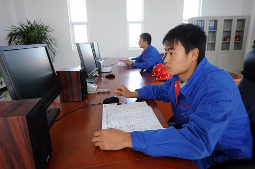 10月27日,工作人員在電站中控室對光伏組件進(jìn)行開合操作。 青海省格爾木市國投光伏電站首批光伏組件近日投產(chǎn)發(fā)電,已發(fā)電14200千瓦時,預(yù)計到2011年11月,一期工程將全部投產(chǎn),屆時,年發(fā)電量將達(dá)到3178萬千瓦時。據(jù)介紹,已投產(chǎn)發(fā)電的光伏組件已運(yùn)行188小時,減排二氧化碳達(dá)8519千克。新華社記者 李曉果 攝