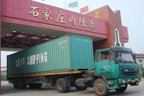2008年7月23日,一輛集裝箱運(yùn)輸車從石家莊內(nèi)陸港駛出。近兩年來,在口岸合作方面,天津港先后在北京市、石家莊市、包頭市、德州市、保定市、沈陽市、淄博市等建立了16個(gè)“無水港”。新華社發(fā)