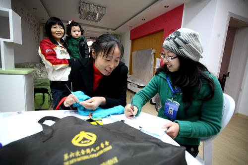 11月1日,江蘇省泰州市海陵區(qū)城東街道的人口普查員(右)進行入戶普查登記。 當日,第六次全國人口普查全面展開,全國600多萬名普查員和普查指導員將走進4億多戶住戶,查清查實全國人口狀況。新華社發(fā)(顧俊 攝)