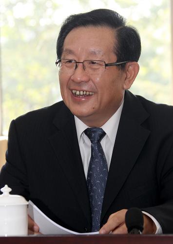 科技部部長(zhǎng)萬(wàn)鋼在接受媒體記者采訪(11月4日攝)。“未來(lái)5年,是實(shí)施國(guó)家中長(zhǎng)期科技發(fā)展規(guī)劃沖刺階段。未來(lái)5年,仍是戰(zhàn)略機(jī)遇期,但挑戰(zhàn)嚴(yán)峻。”科技部部長(zhǎng)萬(wàn)鋼侃侃而談,親切而不失嚴(yán)謹(jǐn)。“機(jī)遇稍縱即逝,抓住機(jī)遇最關(guān)鍵的是提高自主創(chuàng)新能力??萍脊ぷ髡哂肋h(yuǎn)都要有一種機(jī)遇感、緊迫感和責(zé)任感。抓住身邊的機(jī)遇,推動(dòng)國(guó)家的改革開放和創(chuàng)新發(fā)展。”新華社記者 汪永基 攝
