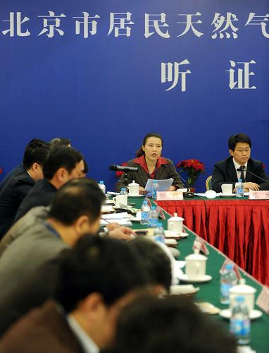 11月12日,北京市居民天然氣銷售價(jià)格調(diào)整聽(tīng)證會(huì)舉行,北京市發(fā)改委此前公布了兩個(gè)擬調(diào)整方案,一為從現(xiàn)行的2.05元/立方米調(diào)至2.28元/立方米,另一個(gè)則調(diào)至2.32元/立方米。今年6月1日,國(guó)家發(fā)改委統(tǒng)一提高國(guó)內(nèi)天然氣出廠基準(zhǔn)價(jià)格0.23元/立方米,并規(guī)定在調(diào)后基準(zhǔn)價(jià)格基礎(chǔ)上再上浮10%,同時(shí)要求各地盡快理順下游天然氣銷售價(jià)格。北京市現(xiàn)行居民氣價(jià)為2007年制定,價(jià)格標(biāo)準(zhǔn)為2.05元/立方米。新華社記者 羅曉光 攝