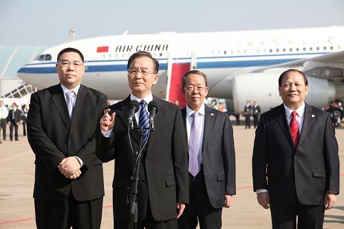 11月13日,國務院總理溫家寶乘專機抵達澳門,出席中國-葡語國家經貿合作論壇第三屆部長級會議開幕式,視察澳門特別行政區(qū),看望澳門同胞。這是溫家寶在澳門國際機場發(fā)表簡短講話。新華社發(fā)(張金加 攝)