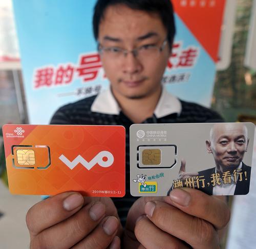 11月22日,海口市民周俊展示通過攜號(hào)轉(zhuǎn)網(wǎng)業(yè)務(wù)辦理的聯(lián)通手機(jī)卡(左)。當(dāng)日,面向移動(dòng)網(wǎng)用戶的號(hào)碼攜帶試驗(yàn)工作在海南、天津正式啟動(dòng),其中海南實(shí)行“單向轉(zhuǎn)網(wǎng)”,天津?qū)嵭?#8220;雙向轉(zhuǎn)網(wǎng)”。本次手機(jī)號(hào)碼攜帶試驗(yàn)工作時(shí)間為6個(gè)月,試驗(yàn)結(jié)束后,移動(dòng)網(wǎng)間號(hào)碼攜帶業(yè)務(wù)在海南和天津兩地將繼續(xù)實(shí)施。新華社記者 郭程 攝
