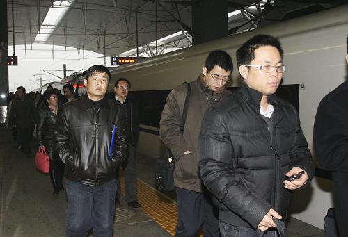 12月1日,旅客在天津準備搭乘京津城際高鐵出行。 當日,整個天津籠罩在一片霧霾中。天津氣象臺6時發(fā)布大霧黃色預警,部分地區(qū)能見度將低于500米。受多條高速公路關閉影響,天津站京津城際高鐵客流與平日相比增長三至四成,成為人們出行的首選。新華社發(fā)(楊寶森 攝)