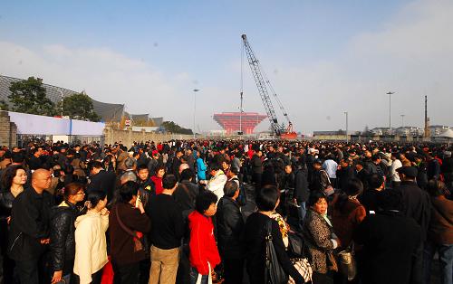 12月1日,參觀者在上海世博會(huì)中國(guó)館前排隊(duì)購(gòu)票參觀。 當(dāng)日,上海世博會(huì)中國(guó)國(guó)家館重新開(kāi)放,迎來(lái)世博會(huì)后首批參觀者。中國(guó)國(guó)家館將續(xù)展半年。新華社發(fā)