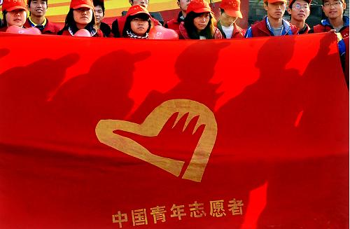 12月4日,青年志愿者們在一面印有中國青年志愿者協(xié)會會徽的旗幟前留影。當(dāng)日,河南省舉行河南青年“和諧中原 志愿有我”主題活動,迎接12月5日國際志愿者日。來自全省各地、各行業(yè)的上千名青年志愿者,聚集在河南人民會堂廣場,開展包括無償獻血、環(huán)境保護、衛(wèi)生安全等內(nèi)容的義務(wù)服務(wù)和咨詢活動。新華社記者 王頌 攝