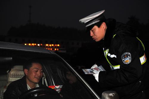 1月18日,貴州省交警總隊(duì)直屬支隊(duì)交警孫長(zhǎng)浩正在向過(guò)往車(chē)輛發(fā)放安全行車(chē)警示卡。從冰雪凝凍災(zāi)害發(fā)生以來(lái),在貴州省內(nèi)的各條道路上,總有一些身影徹夜不離地堅(jiān)守在自己的工作崗位上,他們除冰、撒鹽、帶道、救援,克服艱難困苦保障著道路的暢通。據(jù)了解,凝凍災(zāi)害發(fā)生后,貴州省交警部門(mén)決定,所有干警取消休假24小時(shí)上路保暢通。近半個(gè)月時(shí)間里,已有萬(wàn)余人次、千余臺(tái)車(chē)輛參與到抗凝凍保暢通的大戰(zhàn)中,很多交警半個(gè)月來(lái)一直堅(jiān)守在工作崗位上一次家都沒(méi)回過(guò)。目前,貴州省交警部門(mén)向社會(huì)承諾,堅(jiān)決保障道路暢通,原則上不允許發(fā)生因凝凍封路的情況。新華社記者 劉續(xù) 攝
