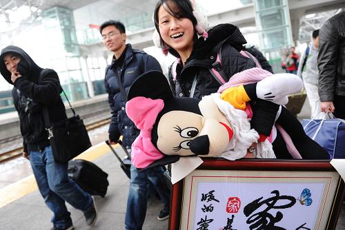 1月19日,一名剛到達(dá)合肥火車站的女孩正在出站。當(dāng)日,2011年鐵路春運(yùn)正式啟動(dòng)。2011年鐵路春運(yùn)自2011年1月19日起至2月27日止,為期40天。春運(yùn)期間,全國鐵路預(yù)計(jì)發(fā)送旅客2.3億人次,同比增加2554萬人次,增長12.5%,日均575萬人次。其中,發(fā)送直通旅客9200萬人次,同比增長11.6%。新華社記者 李健 攝
