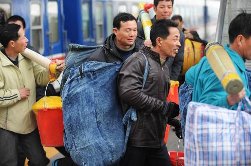 1月19日,幾名農(nóng)民工從合肥火車站乘車出行。當(dāng)日,2011年鐵路春運(yùn)正式啟動(dòng)。2011年鐵路春運(yùn)自2011年1月19日起至2月27日止,為期40天。春運(yùn)期間,全國鐵路預(yù)計(jì)發(fā)送旅客2.3億人次,同比增加2554萬人次,增長12.5%,日均575萬人次。其中,發(fā)送直通旅客9200萬人次,同比增長11.6%。新華社記者 李健 攝