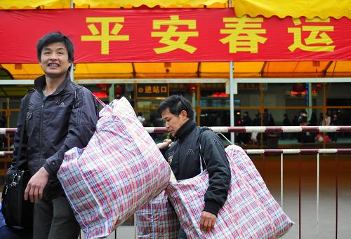 這是廈門火車站前準(zhǔn)備回家的打工者(1月19日攝)。1月19日,2011年鐵路春運(yùn)正式啟動(dòng)。2011年鐵路春運(yùn)自2011年1月19日起至2月27日止,為期40天。春運(yùn)期間,全國鐵路預(yù)計(jì)發(fā)送旅客2.3億人次,同比增加2554萬人次,增長12.5%,日均575萬人次。其中,發(fā)送直通旅客9200萬人次,同比增長11.6%。新華社記者 魏培全 攝