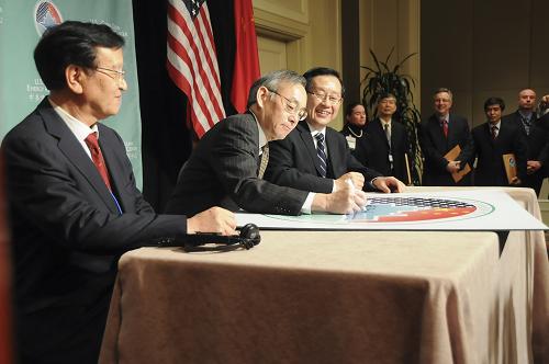 1月18日,在美國(guó)首都華盛頓舉行的中美清潔能源務(wù)實(shí)合作戰(zhàn)略論壇上,清潔能源研究中心授牌儀式正在舉行。當(dāng)日,“第二屆中美清潔能源務(wù)實(shí)合作戰(zhàn)略論壇:未來(lái)十年中美關(guān)系”(簡(jiǎn)稱中美清潔能源論壇)在美國(guó)首都華盛頓開(kāi)幕,與會(huì)的中美企業(yè)、研究機(jī)構(gòu)簽署多項(xiàng)清潔能源領(lǐng)域的合作協(xié)議,涉及高能效建筑、清潔煤、電動(dòng)汽車(chē)等領(lǐng)域。新華社記者 蔣旭峰 攝