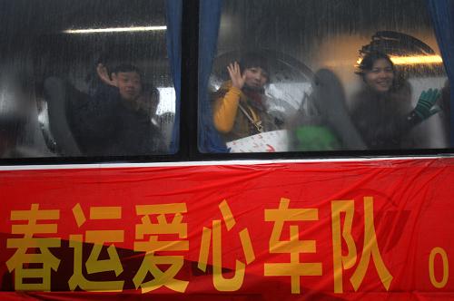 1月19日,在杭州北站開往湖北黃梅的第一輛春運愛心客車上,外來務工人員與送行者揮手告別。當日,2011年春運正式啟動。據(jù)預測,今年春運期間,全國旅客運量將達到28.53億人次,比上年春運增長11.6%。其中,鐵路客運量達到2.3億人次,增長12.5%;公路、水路客運量將分別達到25.56億人次和3500萬人次,比去年同期分別增長11.6%和6%;民航旅客運輸量將達3220萬人次,比去年增加10.8%。新華社記者 黃宗治 攝
