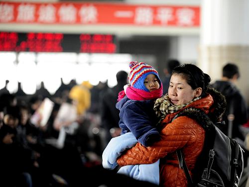 1月25日,一名旅客帶著孩子在沈陽(yáng)北站候車。隨著春節(jié)的不斷臨近,沈陽(yáng)鐵路局管內(nèi)客流持續(xù)攀升。鐵路部門表示,1月31日、2月1日即臘月廿八廿九車票最為緊俏。從車票預(yù)售情況看,沈陽(yáng)北站一些熱門車次車票十分緊張。新華社發(fā)(張文魁 攝)